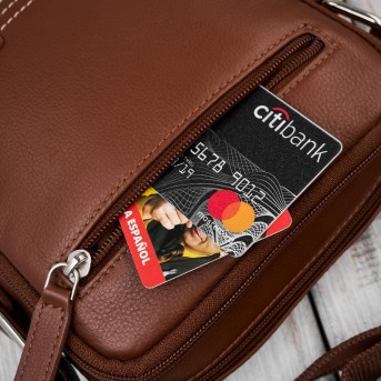 Saszetka męska skórzana koniakowa na ramię – miejska, klasyczna i pojemna AY-27-CG