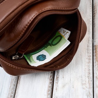 Saszetka męska skórzana koniakowa na ramię – miejska, klasyczna i pojemna AY-27-CG