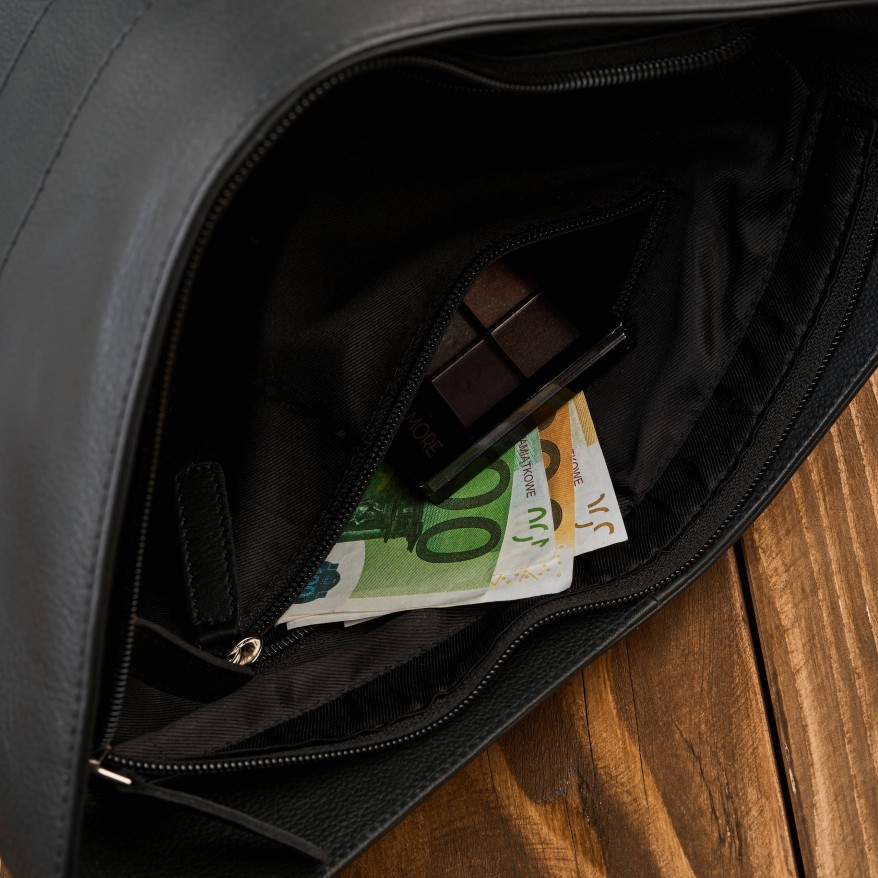 Torebka skórzana damska na ramię czarna listonoszka Paolo Peruzzi AY-23-BL