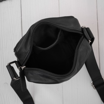 Saszetka męska skórzana na ramię czarna z wcięciem Paolo Peruzzi AY-30-BL