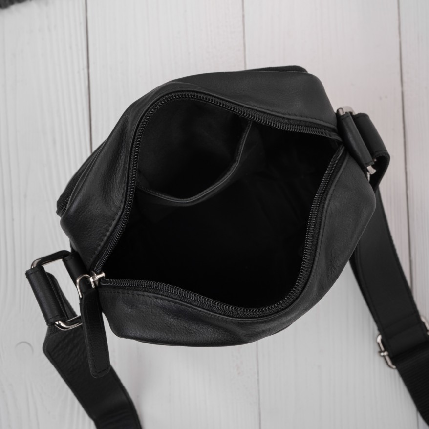 Saszetka męska skórzana na ramię czarna z wcięciem Paolo Peruzzi AY-30-BL