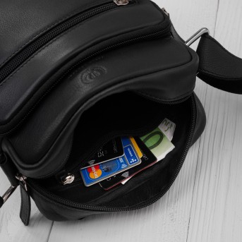 Saszetka męska skórzana na ramię czarna z wcięciem Paolo Peruzzi AY-30-BL