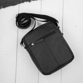 Saszetka męska skórzana na ramię czarna z wcięciem Paolo Peruzzi AY-30-BLCG