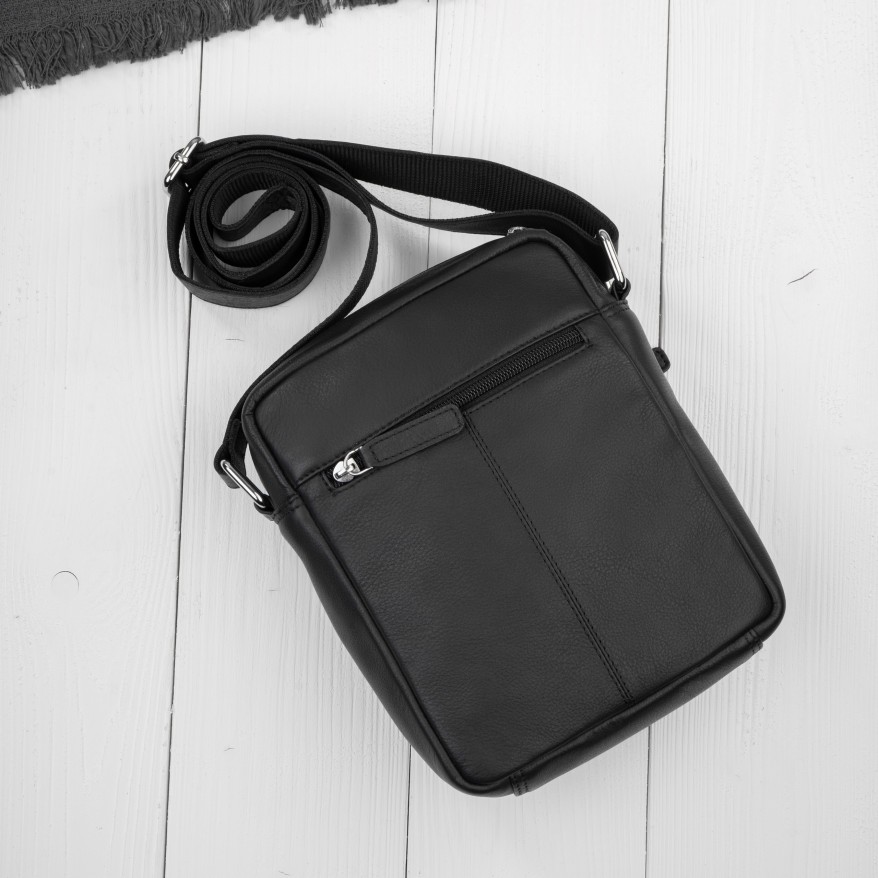 Saszetka męska skórzana na ramię czarna z wcięciem Paolo Peruzzi AY-30-BLCG