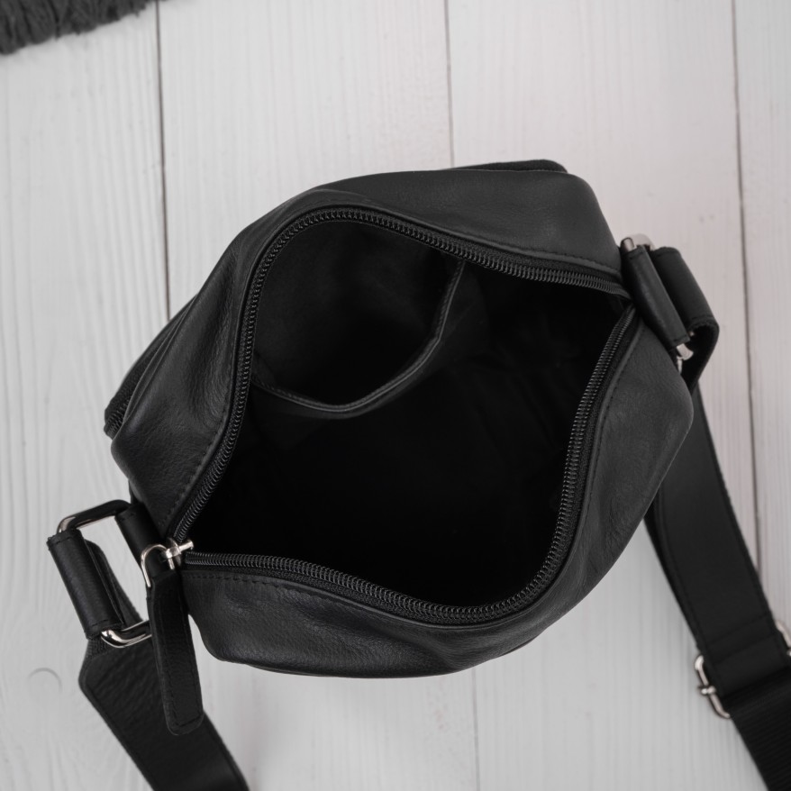 Saszetka męska skórzana na ramię czarna z wcięciem Paolo Peruzzi AY-30-BLCG