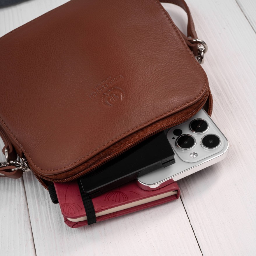 Mała torebka damska skórzana kopertówka na ramię koniakowa Paolo Peruzzi