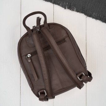 Stylowy zestaw damski Paolo Peruzzi – skórzany plecak miejski oraz elegancka mała torebka.